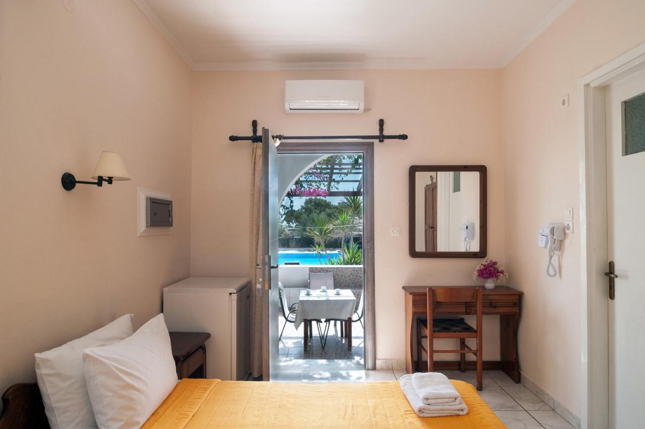 Holiday Beach Resort Santorini Перисса Экстерьер фото